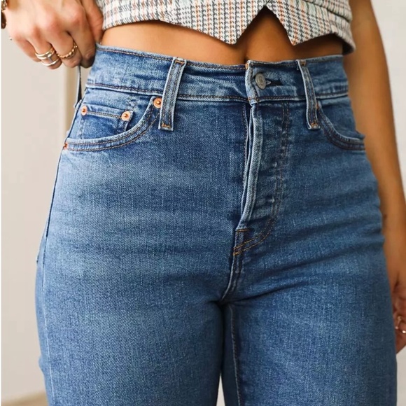 Levi’s Wedgie Straight Stretch Jean - Picture 3 of 5